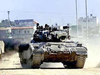 Израильские солдаты при поддержке танков начали во вторник военную операцию в городе Тулькарм на Западном берегу Иордана