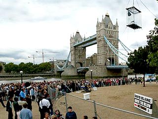 Лондонцы забрасывают тухлыми яйцами фокусника Блейна, висящего над Темзой