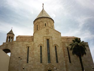 Двери этого храма, строившегося 18 лет,  открылись для верующих в 1998 году. До последней войны Армянская католическая церковь насчитывала около двух тысяч прихожан, а сейчас по воскресеньям здесь собираются армяне со всего Ирака