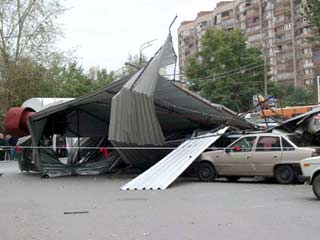 Сильный ветер в Тюмени стал причиной чрезвычайной ситуации в центре города. Порыв ветра сорвал металлическую крышу с 5-этажного здания департамента соцзащиты населения администрации Тюменской области