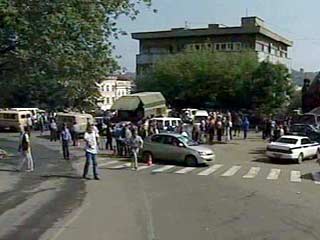 Инкассаторский "Урал", потерявший управление на одной из центральных улиц Владивостока, насмерть задавил двух человек, разбил 12 легковых автомашин, еще один человек в тяжелом состоянии доставлен в реанимацию