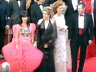 О певице Бьорк, которая на последнем Каннском кинофестивале была признана лучшей актрисой, было сказано следующее: "Она танцует в темноте. И одевается, видимо, там же"