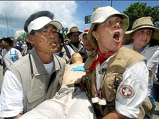 Первой жертвой стал южнокорейский фермер Ли Гюн Хэ, который публично свел счеты с жизнью, вонзив себе нож в сердце с криком "Не волнуйтесь за меня, продолжайте борьбу!"