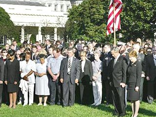 Буш и его помощники начали 11 сентября с посещения церковной службы
