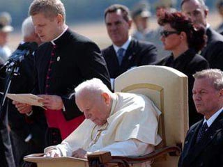 Иоанн Павел II, страдающий от болезни Паркинсона и от артрита, не смог самостоятельно закончить чтение одностраничного приветствия, это пришлось сделать одному из его помощников