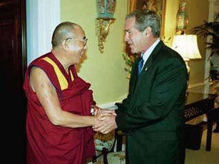 Вопреки демаршам со стороны Пекина Далай-лама XIV в ходе поездки в США встретился с президентом Джорджем Бушем, госсекретарем Колином Пауэллом и посетил американский конгресс