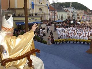 Обращаясь к тысячам паломников, Иоанн Павел II выглядел сегодня гораздо более бодрым, чем накануне