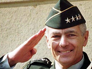 Бывший верховный главнокомандующий Объединенными вооруженными силами НАТО генерал Уэсли Кларк принял решение выставить свою кандидатуру от Демократической партии на выборах в президенты США в 2004 году