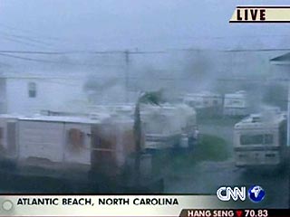 Мощный ураган "Изабель" надвигается на атлантическое побережье Соединенных Штатов. По расчетам синоптиков, первый удар стихии будет нанесен в ближайший час по штату Северная Каролина и архипелагу островов Аутер-бэнкс - под ударом около 200 км