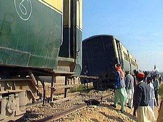 В Пакистане 27 человек погибли в столкновении поезда с автобусом