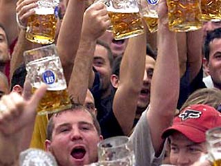Ритуальным вбиванием пивного крана в бочку открылся сегодня в Мюнхене традиционный праздник пива "Октоберфест". Этот крупнейший в мире пивной фестиваль проводится в баварской столице в парке "Терезиенвизе" уже в 170-й раз