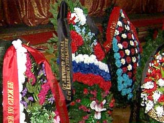 Сегодня в Саратовской области прошли похороны трех пилотов разбившегося в четверг стратегического бомбардировщика Ту-160. Самолет, носивший имя "Михаил Громов", потерпел аварию в Советском районе Саратовской области в 7 км севернее поселка Советское