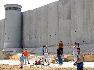 Израиль продолжает строительства "защитной стены", которая отделит израильскую территорию от территории ПА и защитит граждан страны от нападения палестинских террористов