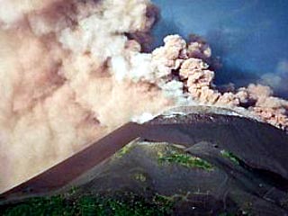 Из кратера вулкана Карымский произошел выброс пепла на высоту 6000 метров