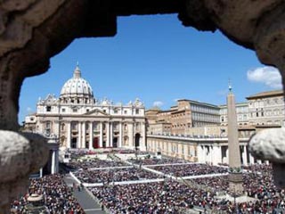 Верующие, собравшиеся на площади святого Петра Папу сегодня не увидели
