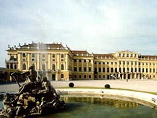 Вандалы на автопогрузчике разгромили знаменитый дворец Шенбрунн