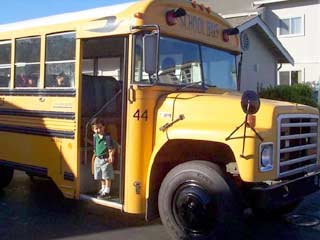 В 2004 году должна вступить в действие программа 'Школьный автобус', разработанная Министерством образования РФ