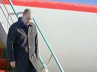 Президент России Владимир Путин, завершив пятидневный визит в США, вернулся сегодня в Москву. Об этом ИТАР-ТАСС сообщил пресс- секретарь главы государства Алексей Громов