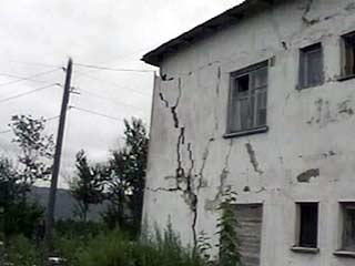 В шести южных районах Республики Алтай, где в результате двух сильных подземных толчков в субботу имеются значительные разрушения, объявлен режим чрезвычайной ситуации