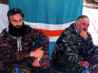В настоящее время лидеры чеченских сепаратистов Аслан Масхадов и Шамиль Басаев находятся на территории
