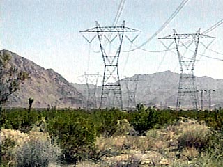 Служба распределения электричества Калифорнии объявила накануне чрезвычайное положение третьей - наивысшей - степени в энергоснабжении штата и отдала распоряжение о контролируемой приостановке подачи электроэнергии