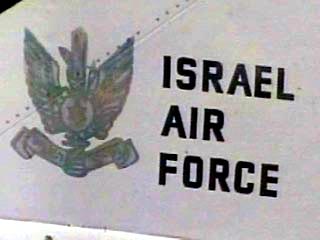 Еще двое пилотов-резервистов израильских ВВС присоединились во вторник вечером к 27 военным летчикам, подписавшим письмо с отказом от участия в операциях по уничтожению палестинцев. Об этом в среду сообщает сайт израильской газеты Ha'aretz