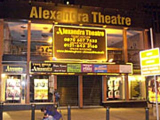 В результате обрушения сцены в театре в Бирмингеме в Великобритании пострадали 20 человек, сообщает британский телеканал Skynews