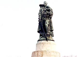 В Берлине начался демонтаж памятника советскому солдату
