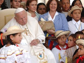 Папа Римский встретился с паломниками на площади cвятого Петра. На фото Иоанн Павел II в окружении детей из Колумбии