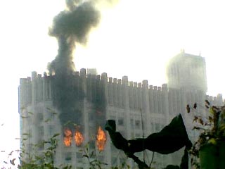 Российские чиновники и участники событий 1993 года добавляют новые штрихи в картину столкновений, которые начались с митингов 2 октября и закончились танками около здания парламента 4 октября