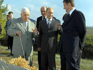 Путин отобедал с механизаторами, посидел в кабине комбайна и оценил сорта риса