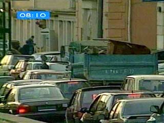 Из-за столкновения двух автомобилей на Кутузовском проспекте Москвы в понедельник образовалась пробка