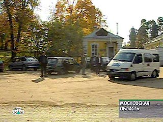 Оценивая проведенные в пятницу Генпрокуратурой обыски в финансируемых ЮКОСом лицее-интернате в подмосковном Коралово и в бизнес-центре в Жуковке, Ходорковский сказал, что "реального обыска не было, а была попытка запугивания"
