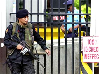 В штаб-квартире полиции Филиппин в Манилево во вторник арестованный по подозрению в терроризме захватил винтовку и застрелил троих полицейских. Позже, в ходе штурма он был убит