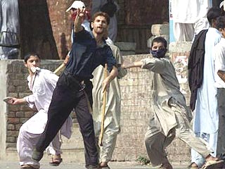 Студенты-сунниты устроили беспорядки в Исламабаде - сожжена шиитская мечеть и кинотеатр