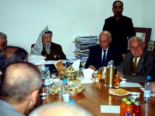 Председатель Палестинской автономии Ясир Арафат привел во вторник к присяге узкий "чрезвычайный" кабинет министров