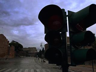 По неизвестным причинам на улицах Вены пропало уличное освещение и перестали работать светофоры