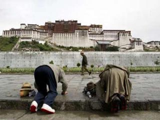 90% тибетцев против возвращения Далай-ламы, поскольку при его власти они фактически находились на положении рабов, и не хотят возвращения старых времен