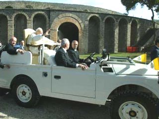 Иоанн Павел II посетил накануне древний город Помпеи на юге Италии