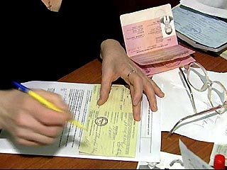 На Алтае сотрудницы паспортно-визовой службы за взятки делали россиянами всех желающих