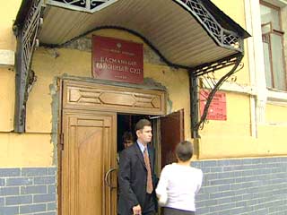 Басманный суд Москвы в пятницу рассмотрит жалобу адвокатов сотрудника компании ЮКОС Алексея Пичугина, обвиняемого в организации двойного убийства и других преступлений