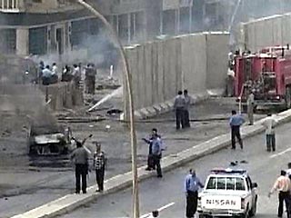 Семеро погибших - 6 иракских полицейских и террорист-самоубийца, и 11 раненых, среди которых американский военнослужащий и один из членов Временного управляющего совета Ирака