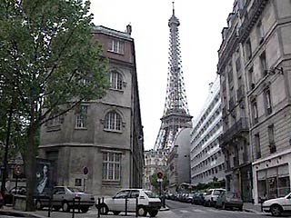 В заместителя мэра Парижа социалиста Пьера Шапира неизвестный злоумышленник бросил пакет с экскрементами