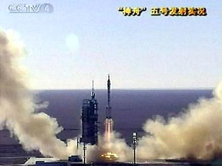 Первый китайский пилотируемый корабль "Шэньчжоу-5" ("Священный челн") был выведен в среду утром на орбиту ракетой-носителем "Чанчжэн-2Ф" ("Великий поход-2Ф")