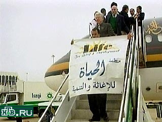 Первая группа граждан США прибыла сегодня в Багдад на самолете с грузом гуманитарной помощи на борту