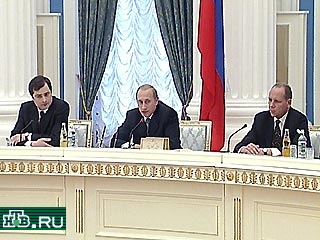Президент Владимир Путин подверг критике действия некоторых силовых структур, в частности, Генеральной прокуратуры, которая недавно провела ряд операций в редакциях телеканалов ОРТ и НТВ