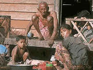 В бамбуковой хижине одной из деревень Камбоджи живет, возможно, самый старый курильщик в мире - Сек Йи, которому, как считают его родственники, исполнилось 122 года