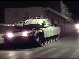 Израильская армейская колонна в составе 40 единиц бронетехники вошла сегодня вечером в центр города Рамаллах и Эль-Бира на Западном берегу реки Иордан