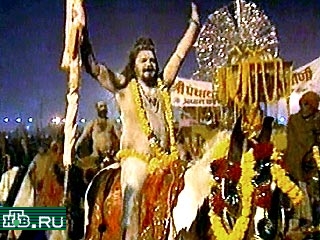 В Индии в городе Аллахабад продолжается крупнейший в истории человечества религиозный фестиваль - "Кумбхамела"