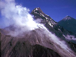 Из кратера вулкана Ключевская Сопка на Камчатке произошел мощный выброс газа